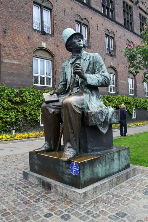 最著名的丹麦人是安徒生,他的文学作品世界闻名,使丹麦有童话王国之称