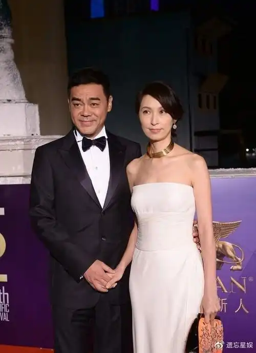 郭蔼明端庄气质不是装的穿抹胸礼服和老公拉小手恩爱又甜蜜