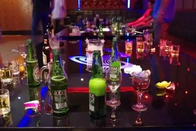 17岁男孩酒后表白失败坠楼身亡,家属索赔百万:害死他的不是酒精