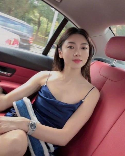 郑恺前女友程晓玥晒美照,吊带裙凹造型秀锁骨,豪车名表贵气十足