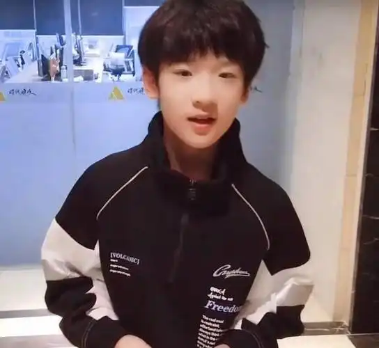 童星张峻豪3岁成名5岁上春晚如今14岁的他早已是父母的骄傲