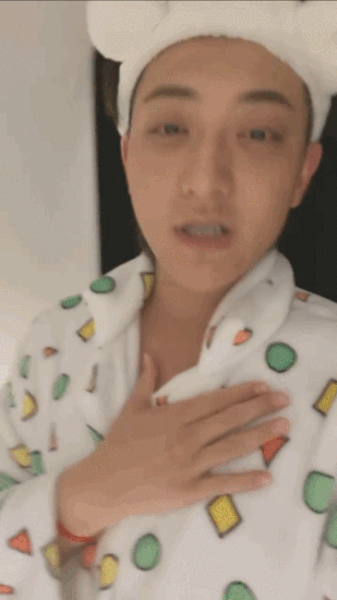 问号脸甚至被网友们编成了网络妙语同款salute表情包也是火得一塌糊涂