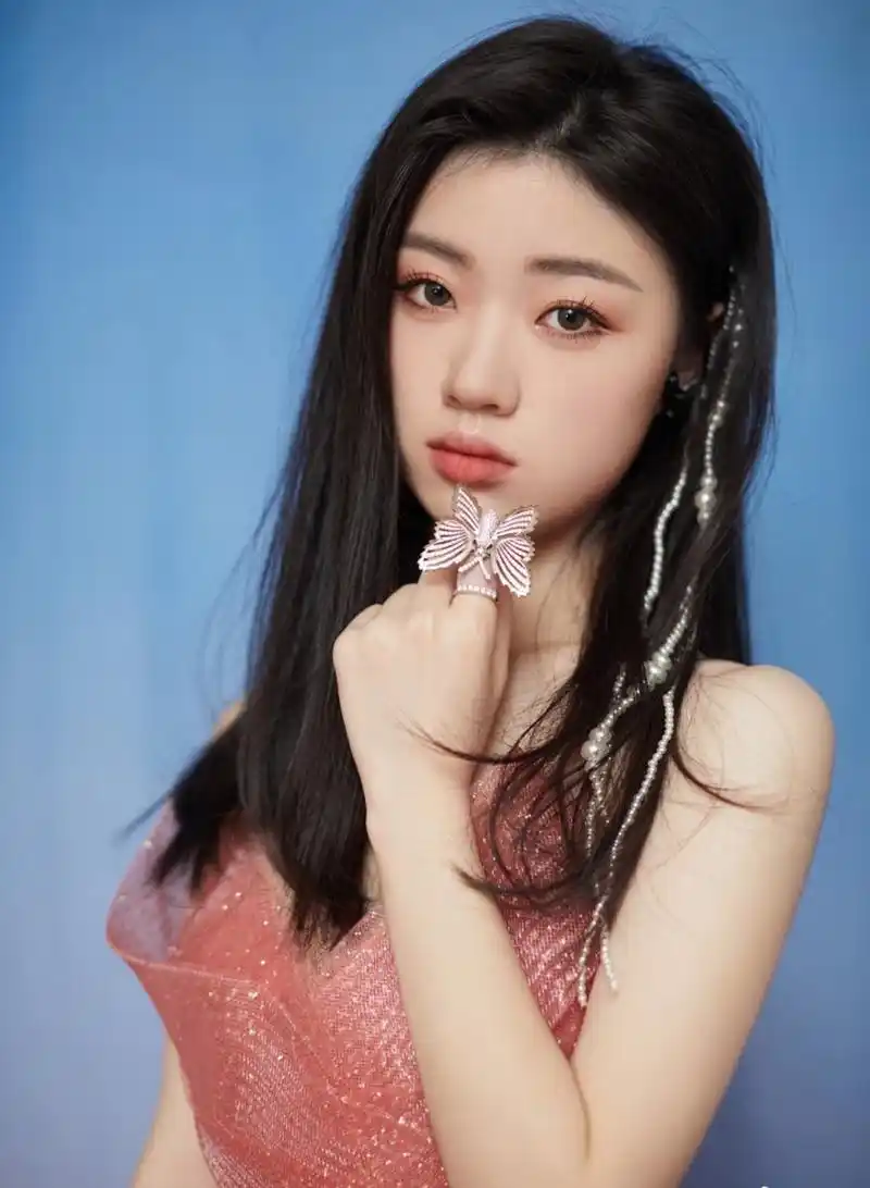 单依纯,2001年12月23日出生于浙江省东阳市,中国内地流行乐女歌手