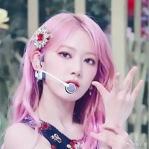 宫胁咲良芭莎封面