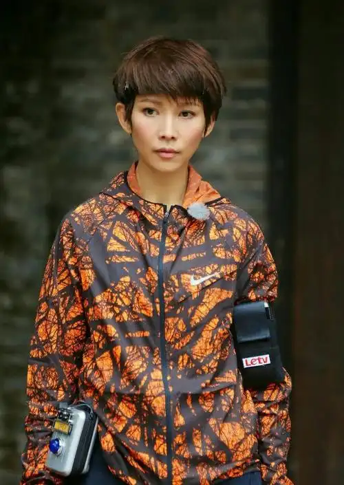 短下巴女星人缘好?蔡少芬性格爽朗,戚薇被称做"戚哥"!