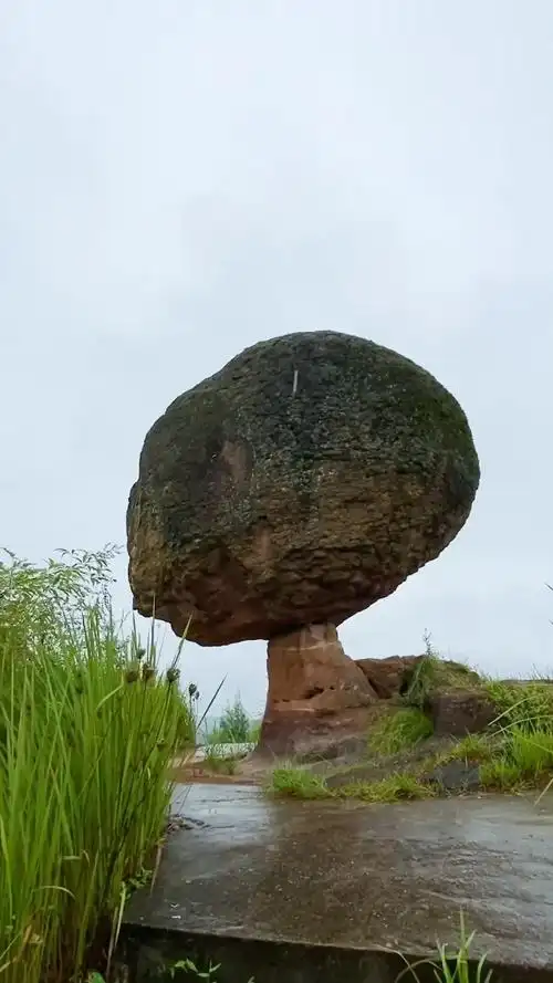 重庆一山上发现一奇石,上粗下细,竟万年不倒