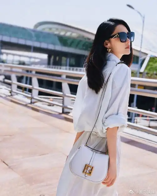 李沁白色衬衫裙机场出发图#李沁现身机场,一身白色束腰衬衫裙,清新又