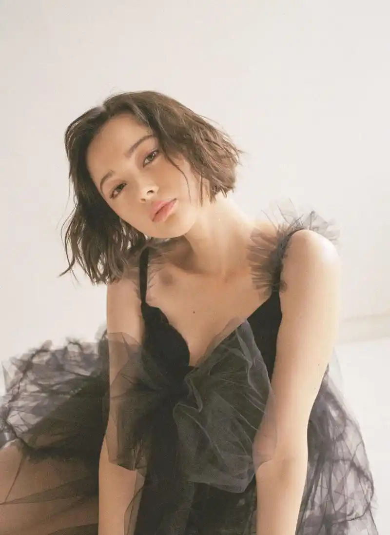 组图:日模特玉城蒂娜最新写真曝光 迷离性感