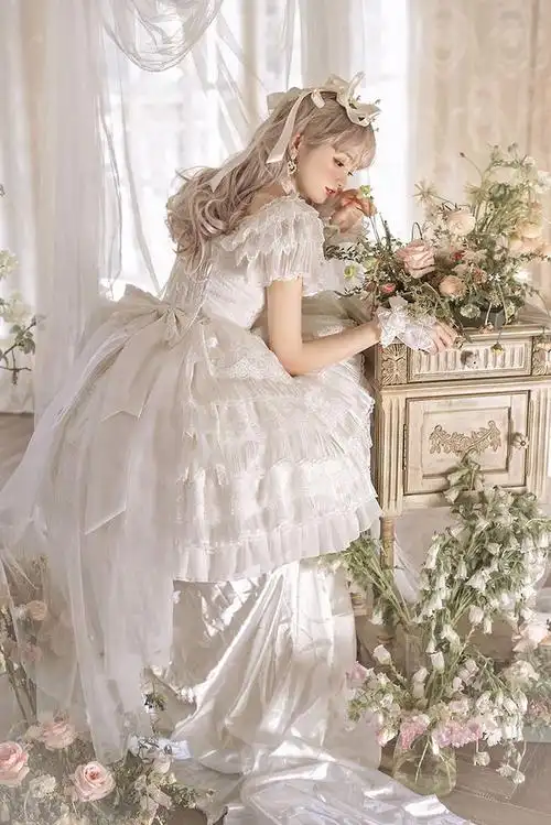 1,齐刘海直发打造成的洛丽塔风格,头顶佩戴者纯白色的花朵蕾丝发箍,穿