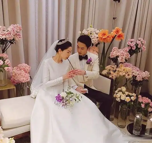 神话成员出席junjin婚礼新郎新娘对视拥吻