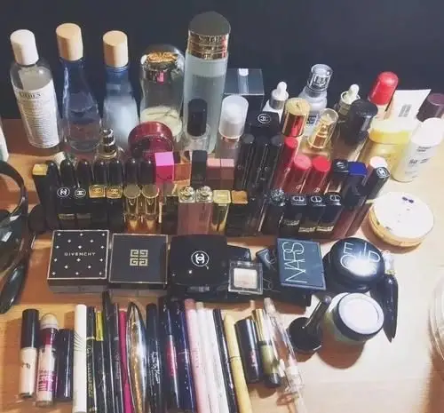化妆品摆满桌子的照片