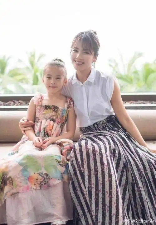 刘涛全家福曝光!14女儿长相清秀像妈妈,8岁儿子可惜颜值像爸爸