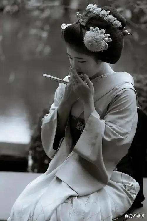 她们以奇特的外表而著称,例如,她们穿着日本传统和服,梳着传统发型和