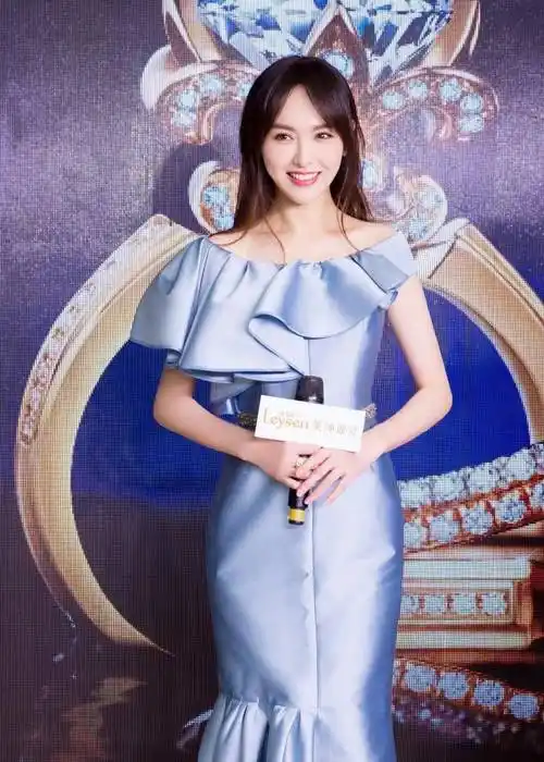 唐嫣再次出席活动,颜值不减当年,不愧是"女娲后人"_孩子_思考_角色