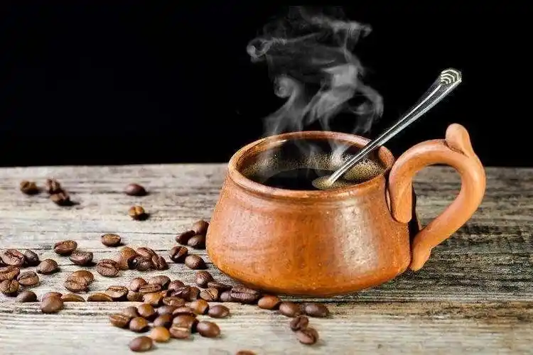 一杯冒着热气的咖啡