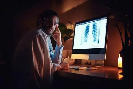 上夜班年轻的医生正在上夜班照片