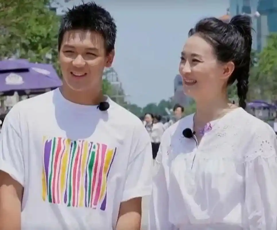 王艳儿子长大了和小时候判若两人.