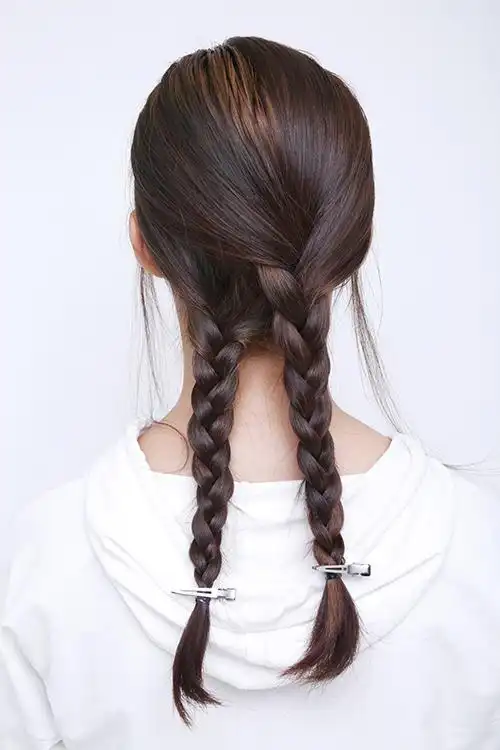 2,上层头发分成三股编成一条三股辫.1,斜着将头发分为上下两层.