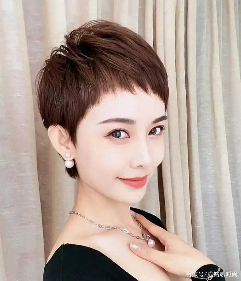 35岁的女人留什么发型显年轻?10款时尚减龄的卷发,时髦又洋气