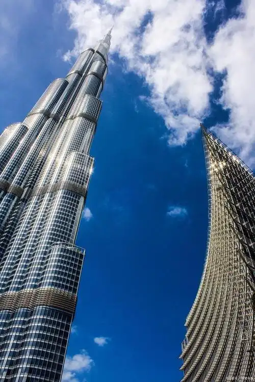 延伸到天际的巨大矛尖,迪拜塔作为阿拉伯联合酋长国迪拜的标志性建筑