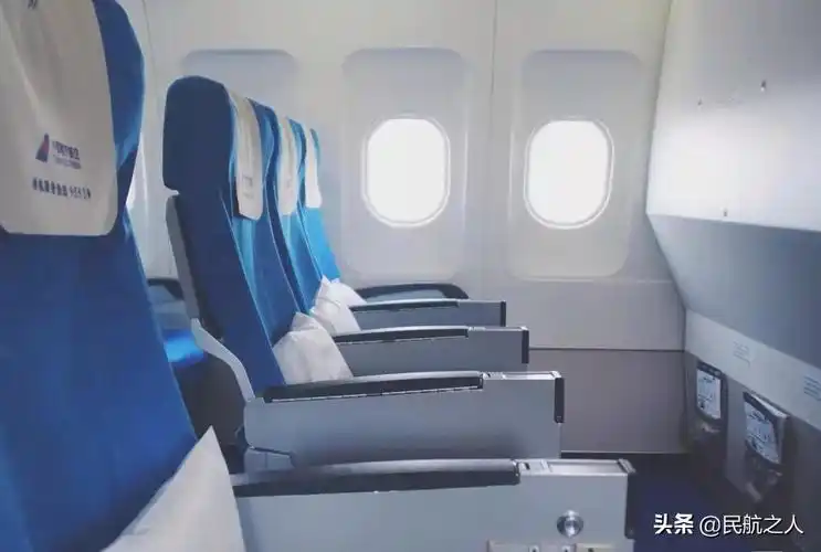 经济舱第一排的座椅,空间稍大