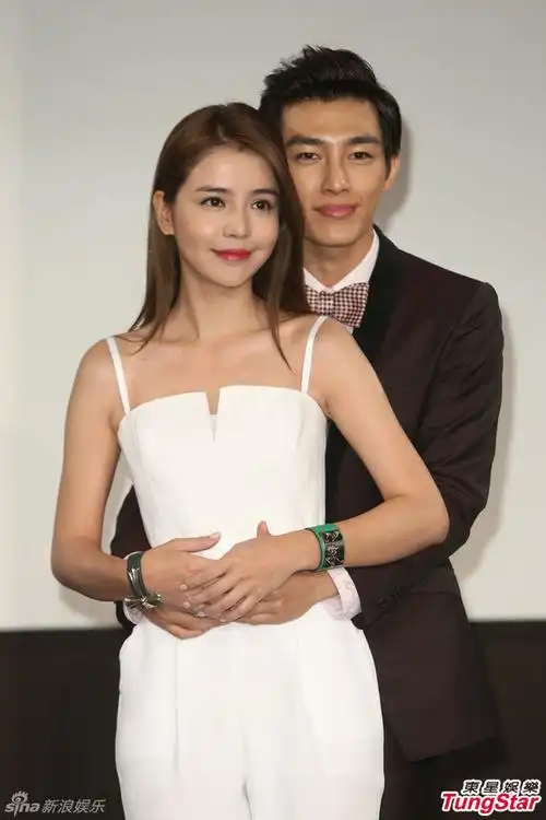 40/48新浪娱乐讯 炎亚纶,李毓芬22日现身签书会,模样帅气的男神被问到