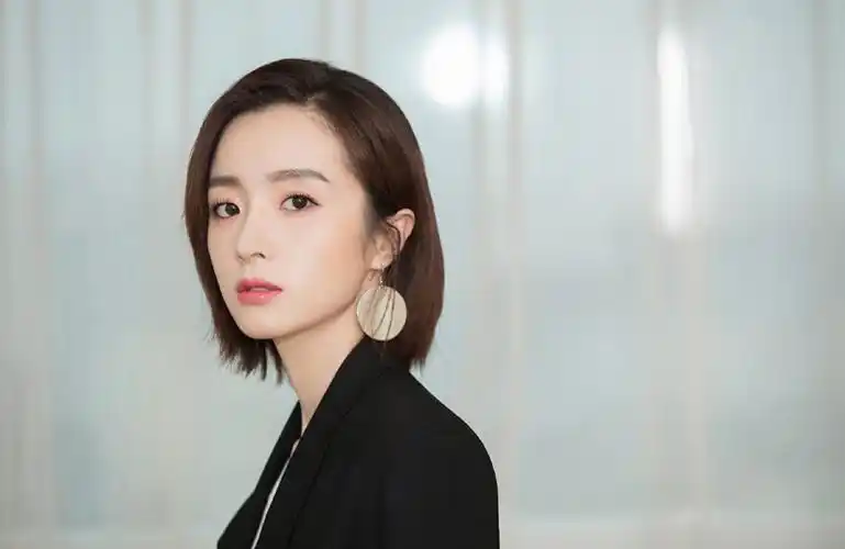 胡冰卿新剧虫图腾获关注男主角原来是她的男朋友