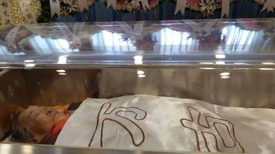 赵永芳的遗体保存在冰柜中,依然清淅可见遗容.