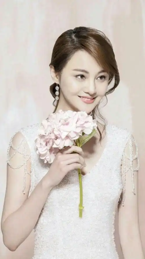 郑爽照片:小时候不明白坚持的是什么,长大后不明白坚持的对不对.