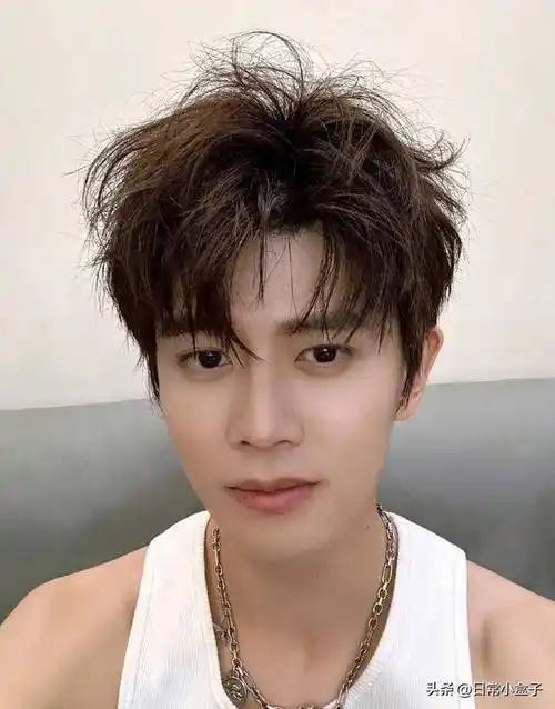 任嘉伦颜值爆表!无袖自拍照惊艳社交媒体,网友疯狂点赞!