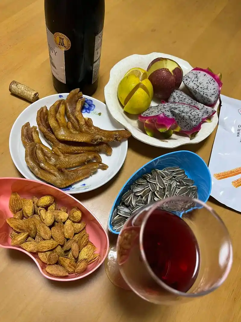 有人说晚上喝点红酒养生,与其说是养生,不如说是养心#贪个小杯 - 抖音