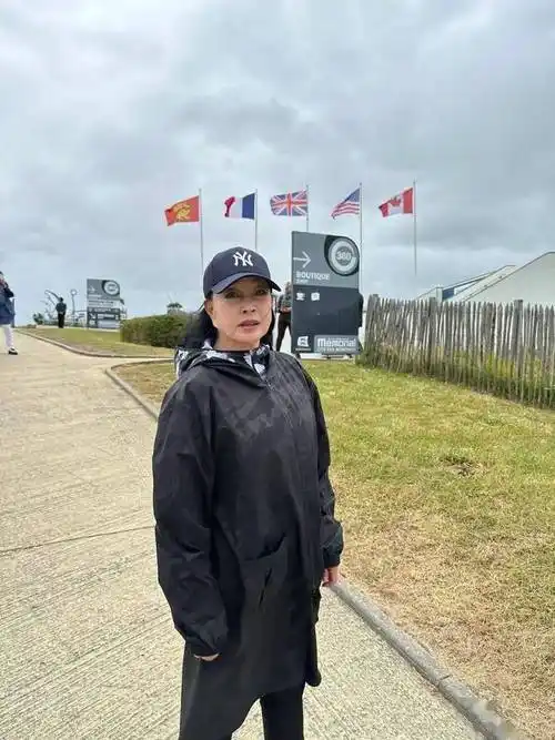 刘晓庆旅行照曝光,不修图不化妆,网友直呼像真实老奶奶!