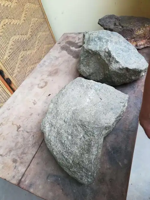 银的原矿石:石头上面有很多闪闪的白色光点,那就好银子哦