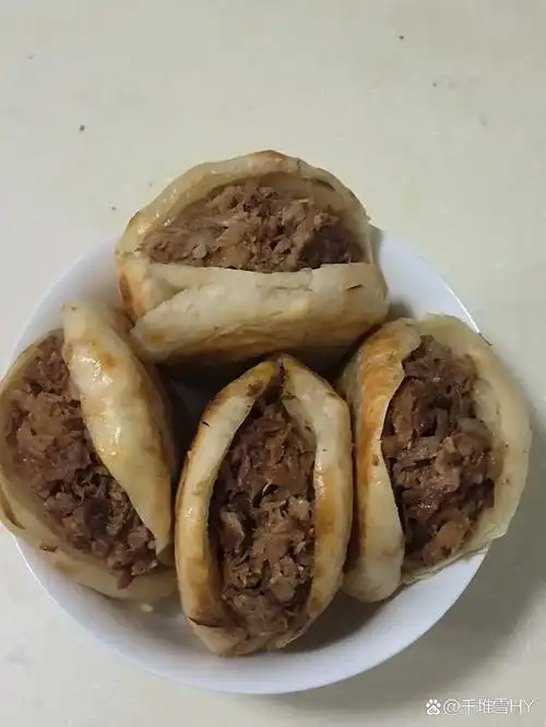 酱肉火烧与驴肉火烧鉴别 第一排左边两个是酱肉火烧,其余是驴肉火烧.