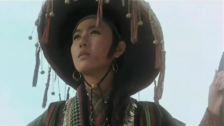 在许冠杰的热情邀请下,袁洁莹出演了《笑傲江湖》中的蓝凤凰