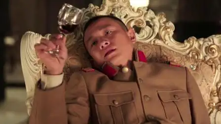 少帅:六子监斩回来,参加舞会也没精打采,就盯着红酒看