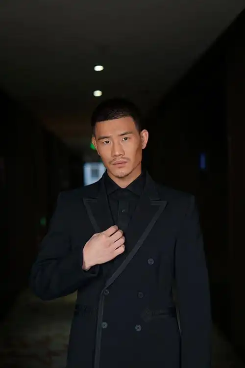 型男硬汉谢孟伟身穿黑色西装 脸部棱角分明 气度不凡