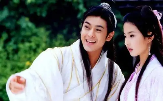 1999年,林志颖在《绝代双骄》饰演的小鱼儿火爆两岸三地,凭借该角色