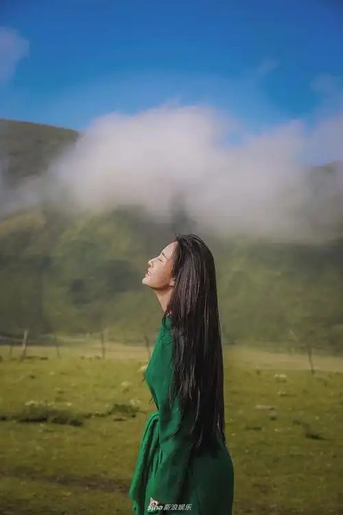 母其弥雅或背起行囊前行,或笑颜如花拥抱大自然,或与藏族大师一同修行