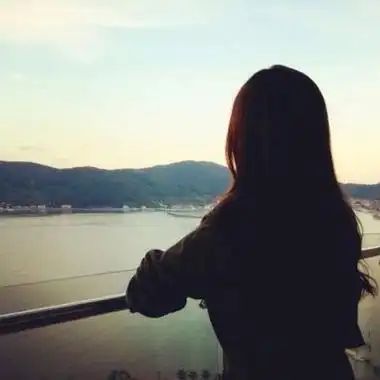 女生海边头像小清新在海边惬意地放飞心情