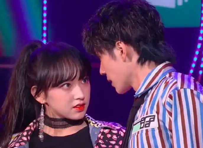 其实程潇和王一博都是经过专业舞蹈训练的,在表情控制上十分专业,所以