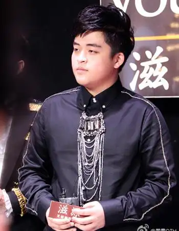 曝光演员王志飞儿子王也一组帅气照片