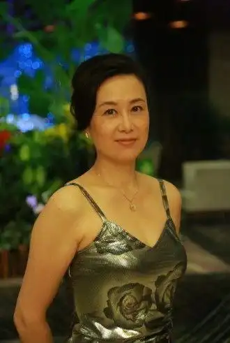 红酒俏佳人吴玉芳慈母宠佳人