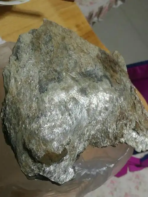 谁知道这是什么石头?亮银色,如贝壳内层,材质松脆,成片状.北京房