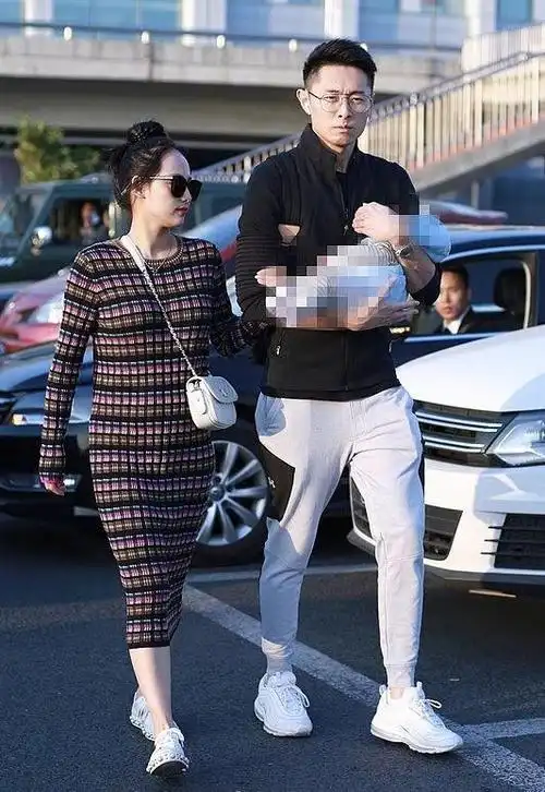 张嘉倪一家三口罕走机场小老公抱娃姿势僵硬她穿针织裙腰身圆