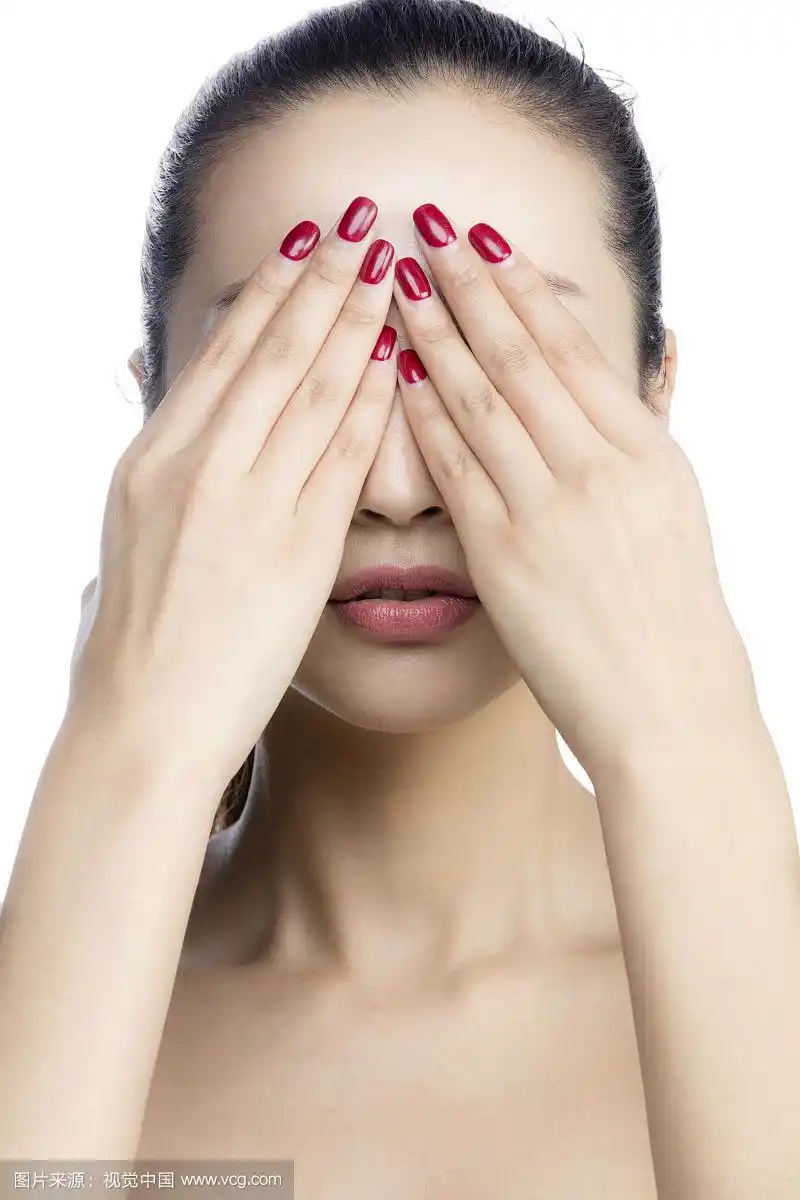 手捂脸的优雅年轻女士