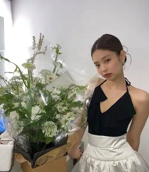 人间香奈儿jennie拍杂志吊带背心配白短裙直角肩羡煞旁人
