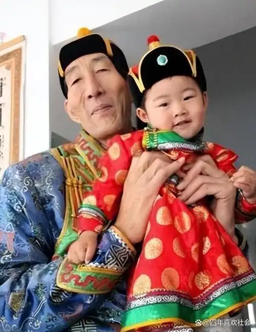 鲍喜顺如今心满意足,他给儿子取名鲍天佑,寓意着期望得到上天的庇佑.