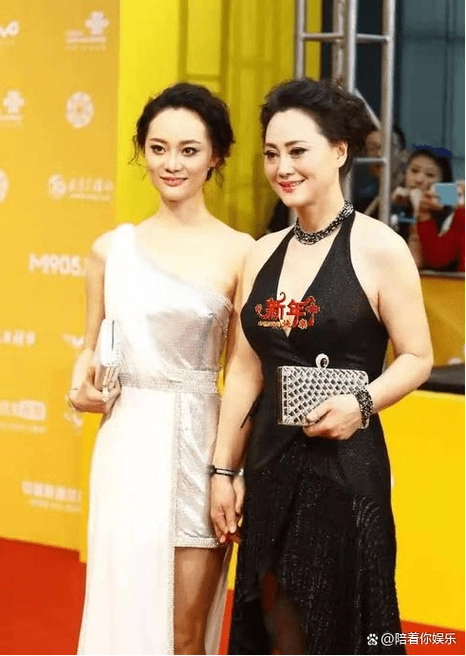 在她还在求学时期,便与张学津喜结连理,二人的缘分缘自一场晚会相遇.