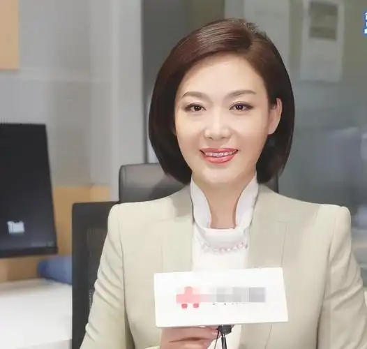 她是中央电视台《新闻联播》的节目主持人,虽然在事业上取得了不错的